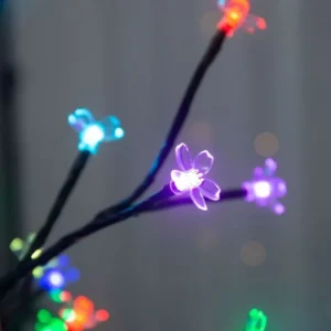 Fleurs LED multicolores sur les branches d’un arbre lumineux décoratif