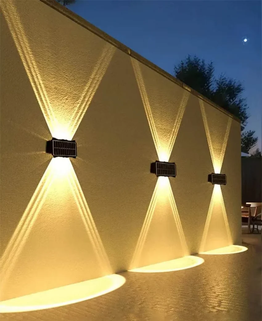 Comment choisir un éclairage extérieur décoratif ? 1 Appliques LED extérieures projetant un éclairage haut et bas sur un mur