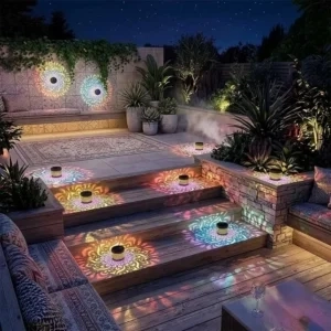 Comment choisir un éclairage extérieur décoratif ? 8 Lampes solaires projetant des motifs colorés sur une terrasse et des marches de jardin
