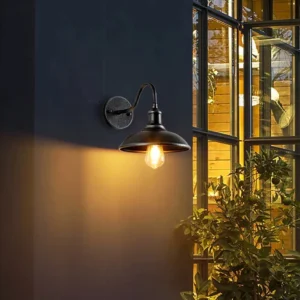 Comment choisir un éclairage extérieur décoratif ? 5 Applique extérieure noire style industriel diffusant une lumière chaude