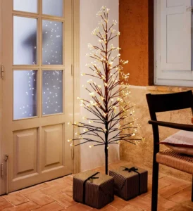Grand arbre lumineux à LED décorant une entrée avec une lumière chaleureuse