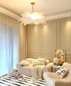 Lampe plume : une décoration lumineuse élégante et originale 4 Suspension en plumes blanches éclairant un salon moderne et chaleureux