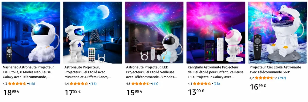 Veilleuse astronaute : pourquoi ce projecteur galaxie fait autant rêver ? 4 cinq vignettes d'une veilleuse astronaute blanche sur socle, projetant des faisceaux bleus et multicolores sur murs et plafond d'un salon lumineux, télécommande noire